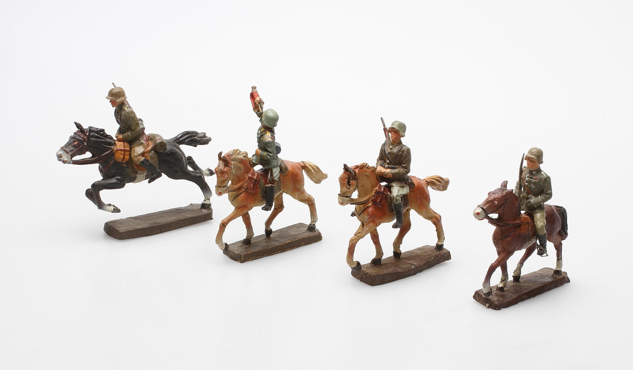 SOLDATER på HÄST, 4 st, Elastolin, 1900-talets första hälft.