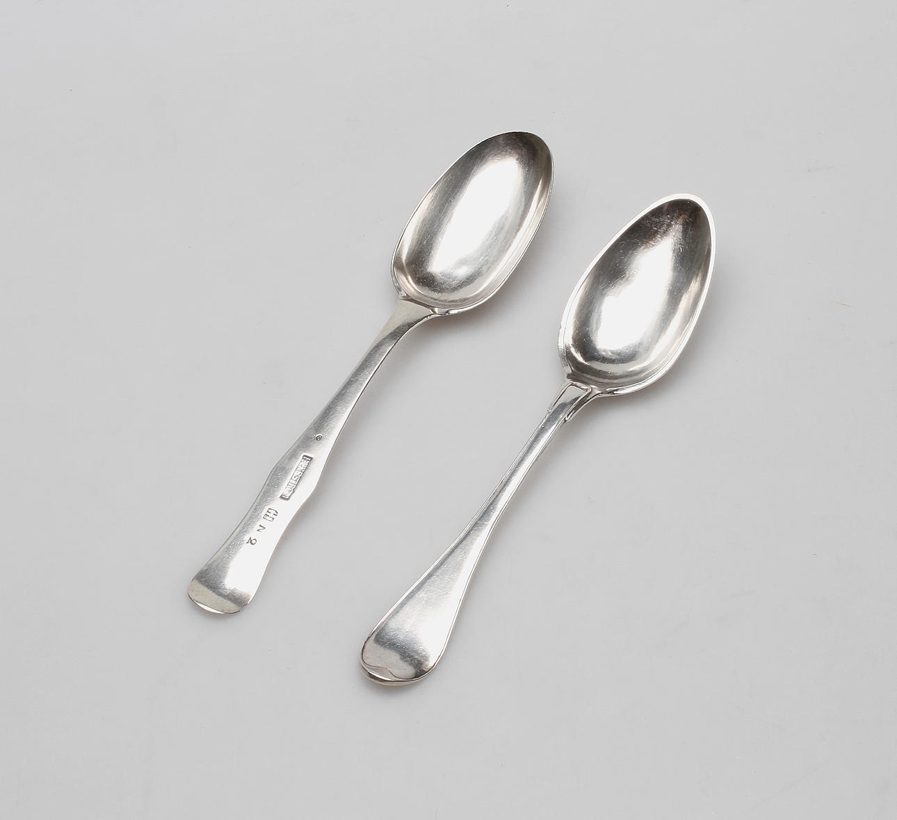 SKEDAR, 2 st, silver, Hans Ekeström dy, Hälsingborg 1795 och oidentiferad mästare, Stockhom 1798, vikt ca 125,7 gram.