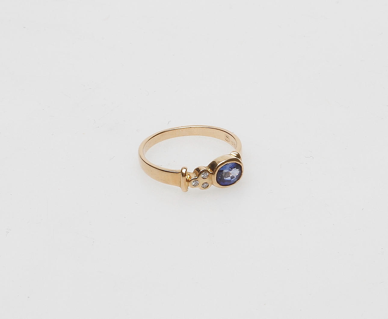 RING, guld 18k med safir och diamanter, vikt ca 3 gram.