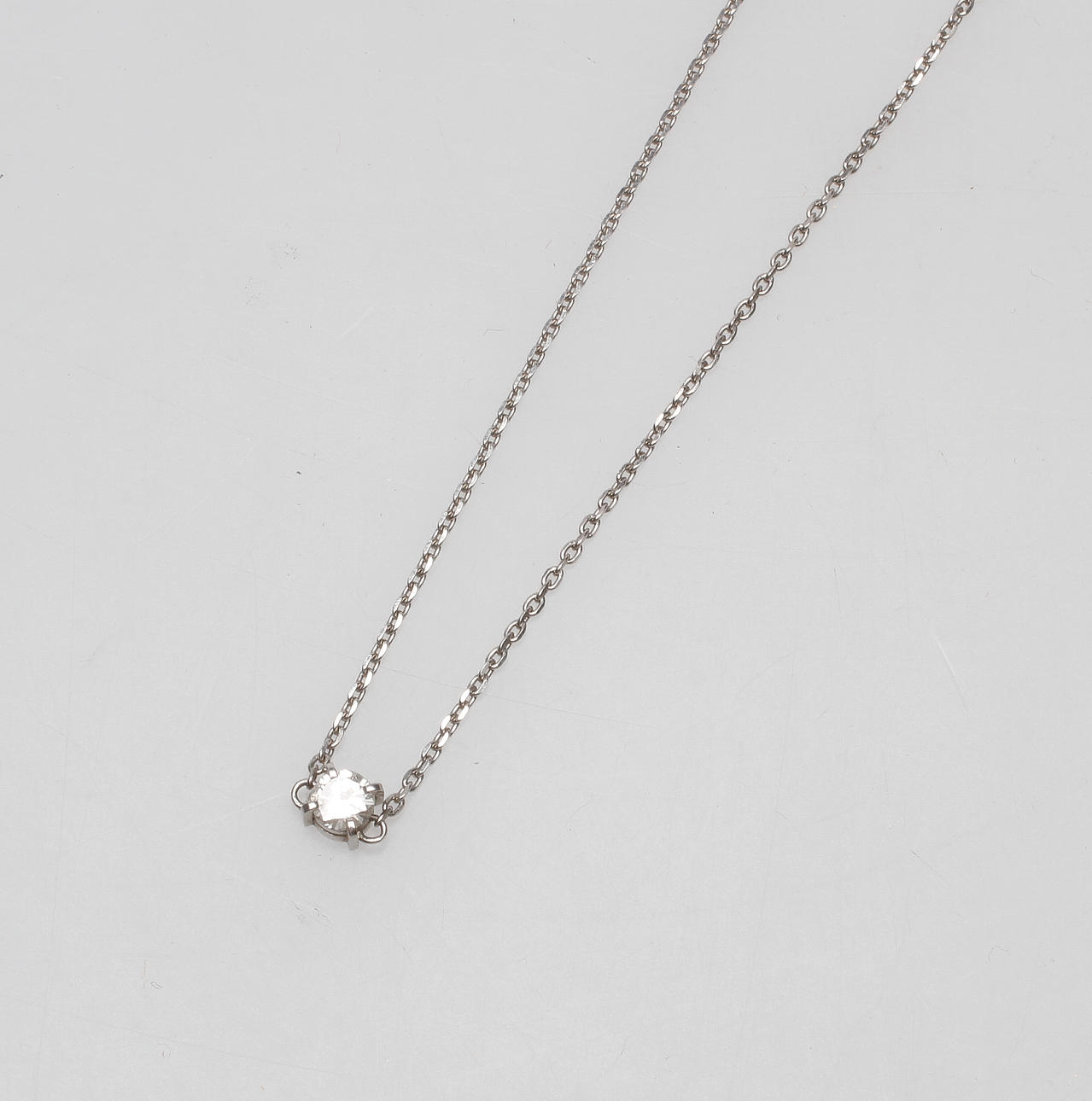 HALSSMYCKE, vitguld med diamant 0,34 ct.