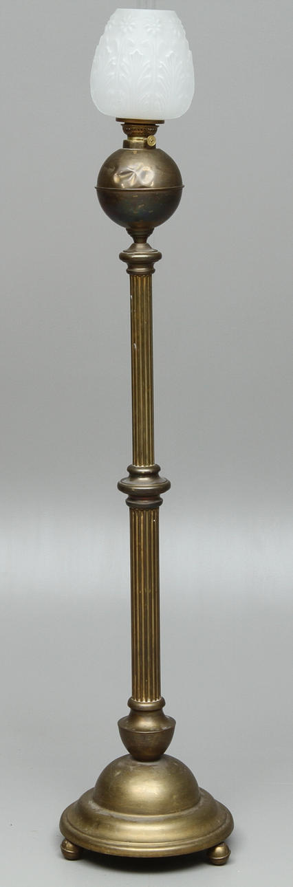 GOLVFOTOGENLAMPA, mässing, glas, sekelskiftet 1800/1900.
