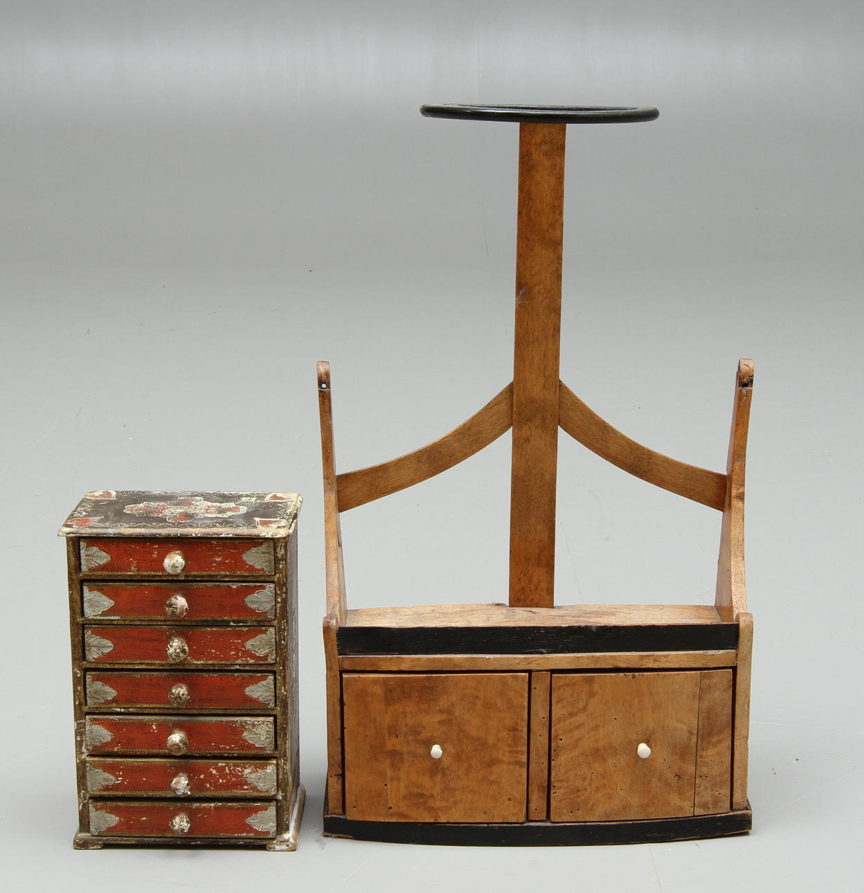 PIPSTÄLL samt MINIATYRBYRÅ, 1900-tal.