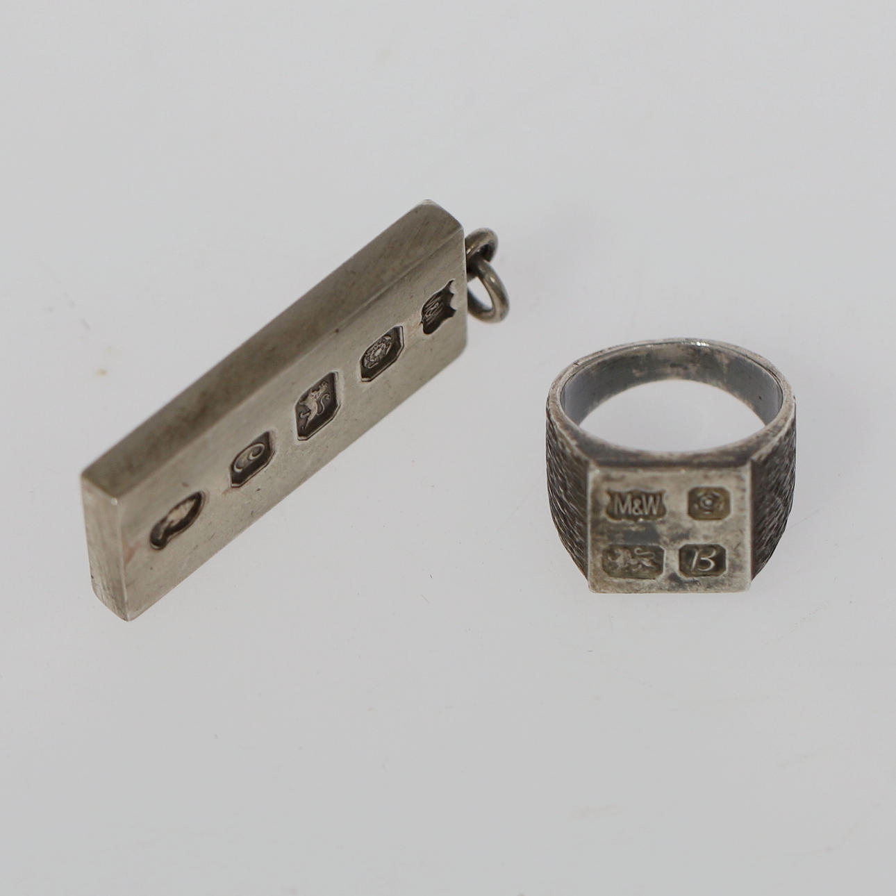 SILBERBARREN-ANHÄNGER UND GEMEINSCHAFTSRING.