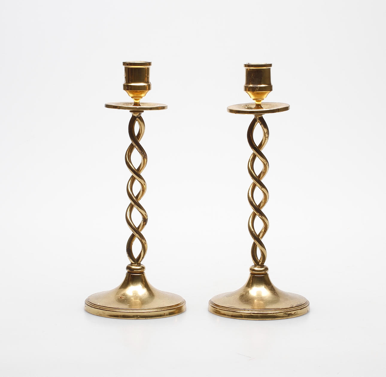 LJUSSTAKAR, ett par, mässing, Gottfrid Carlsson, Eskilstuna, 1900-talets första hälft.