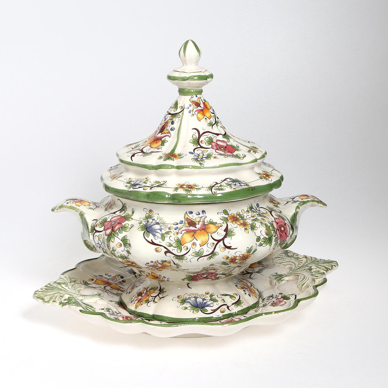 TERRIN på FAT, majolika, Capodimonte. Italien. 1900-tal.