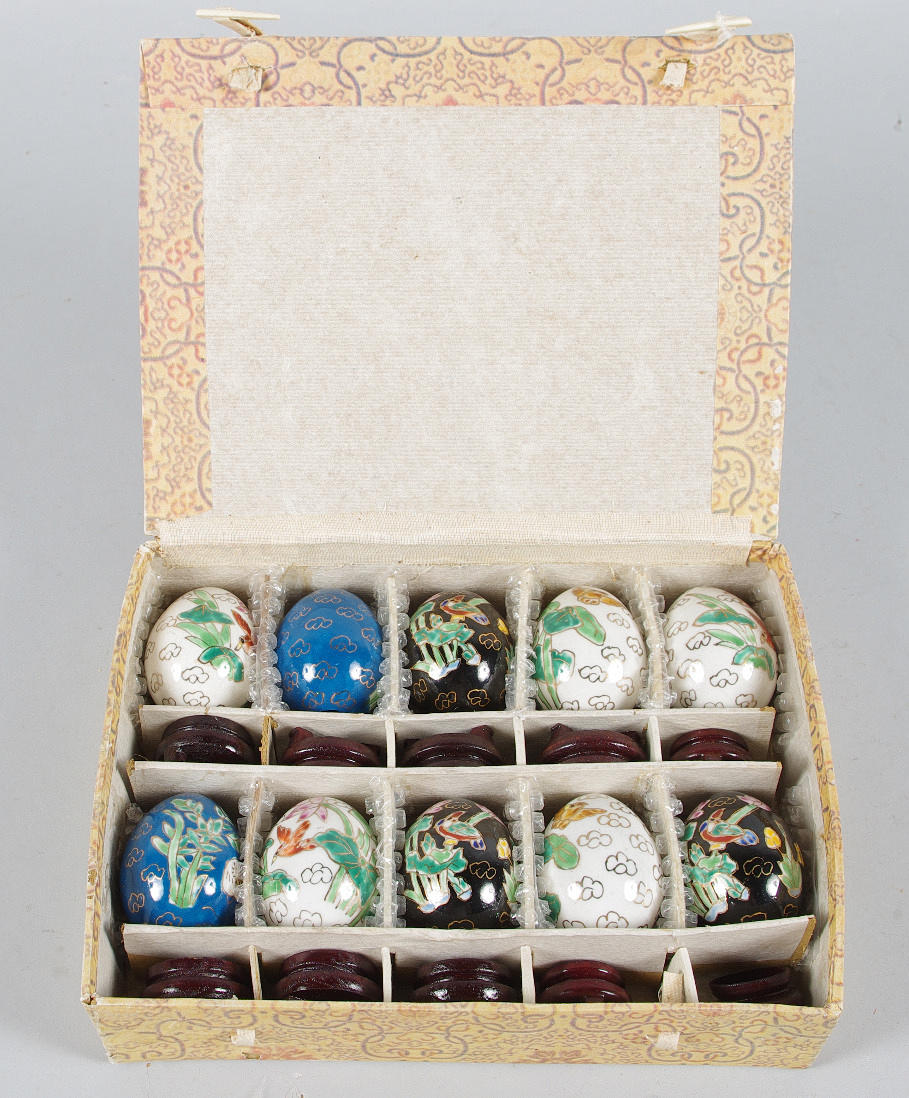 PORSLINSÄGG PÅ TRÄSOCKEL, 10 stycken, Kina.