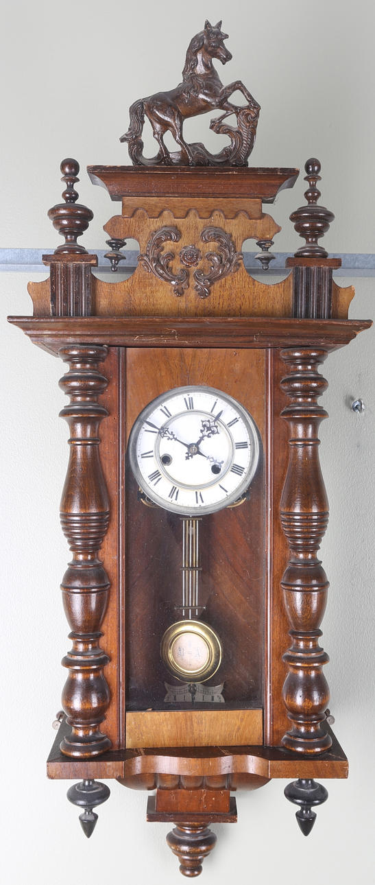 VÄGGUR, 1880- tal, Skuren dekor i form av häst.