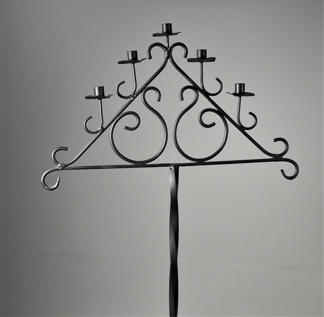 GESCHMIEDETER KERZENHALTER, Boden.