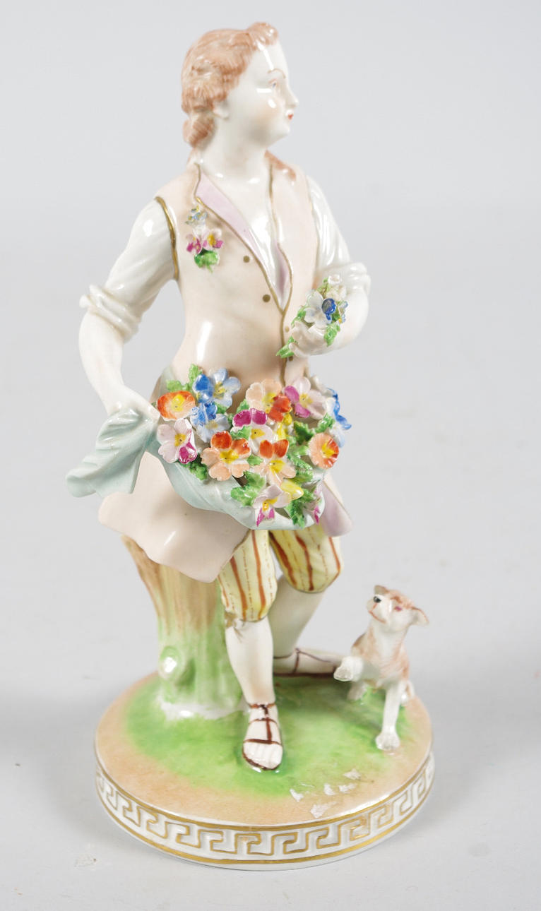 PORSLINSFIGUR, man med blomsterkorg, Dresden.
