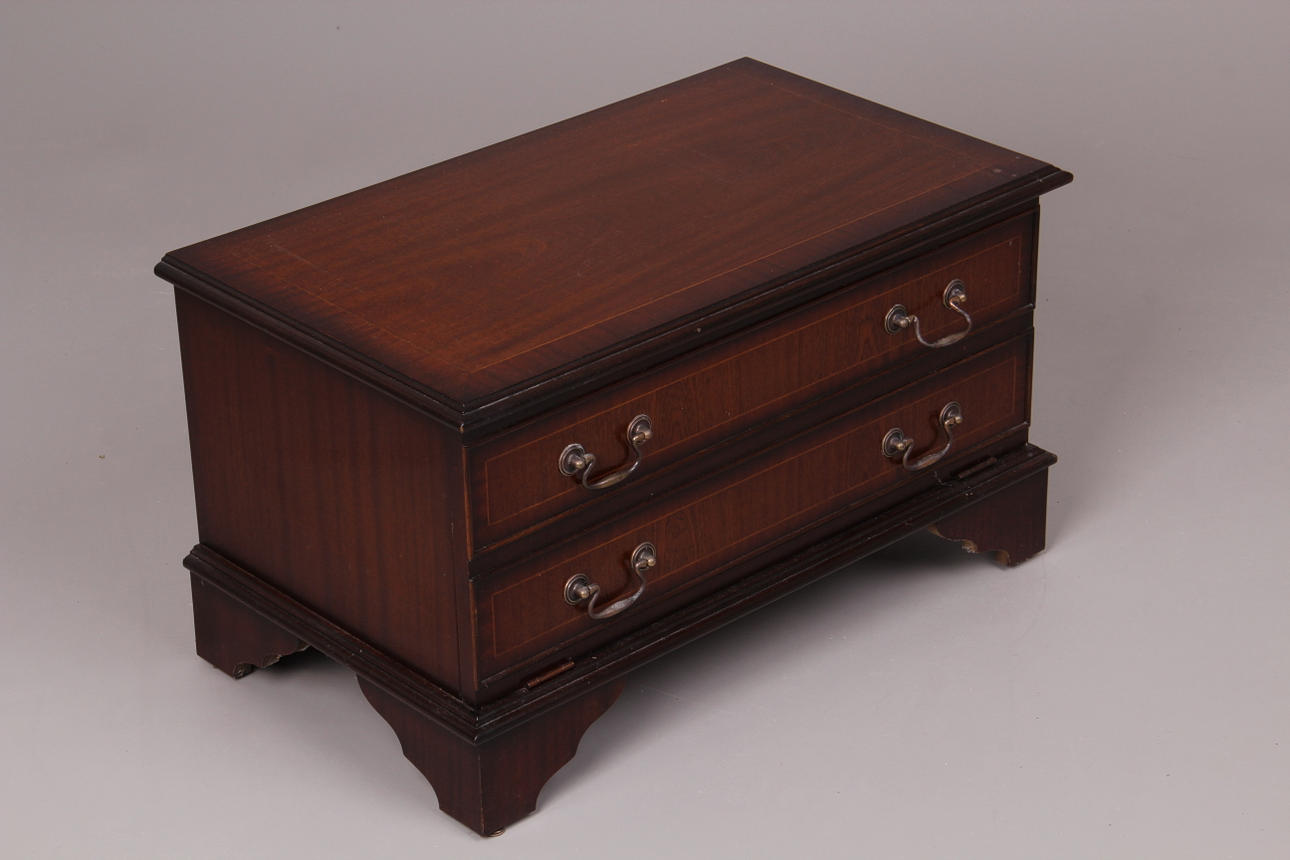 TV BÄNK, engelsk stil, mörk mahogny, 1900-tal.