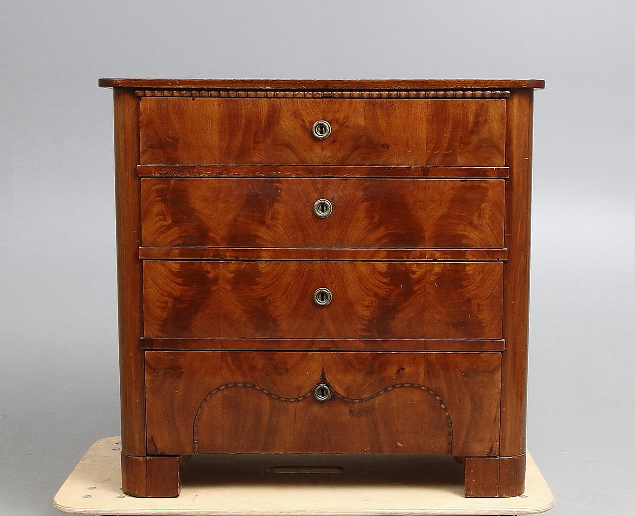 BYRÅ/SNÄPPARE, Karl-Johan, 1800 talets första hälft.