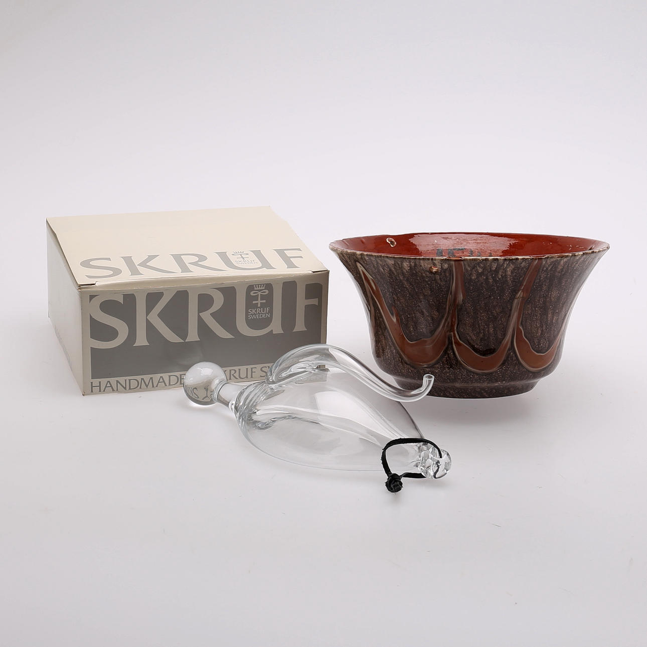 AMPEL samt ÅSKFLASKA, 1900-tal.