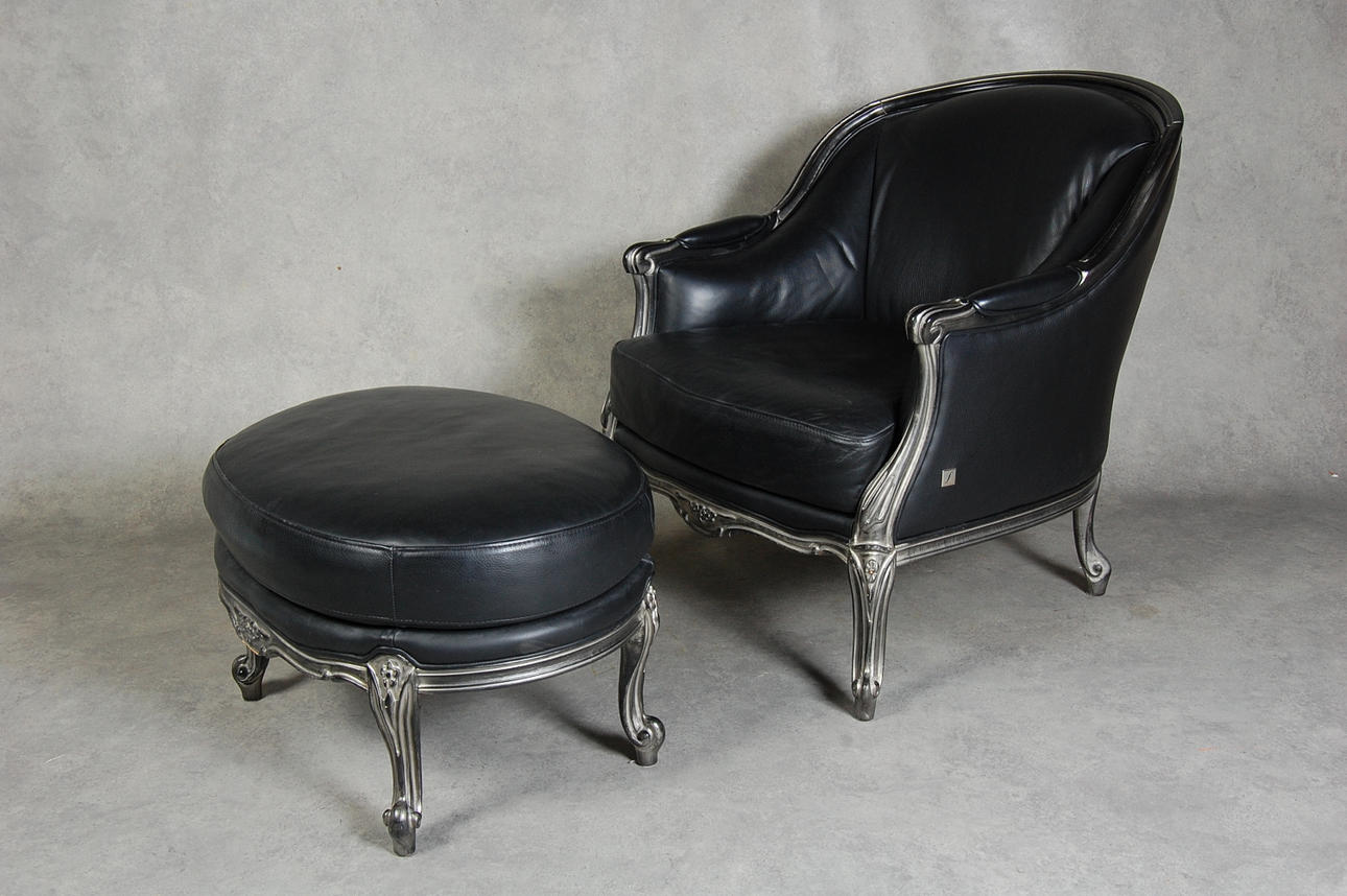 FÅTÖLJ MED FOTPALL, rokokostil, skinn, 2000-tal.