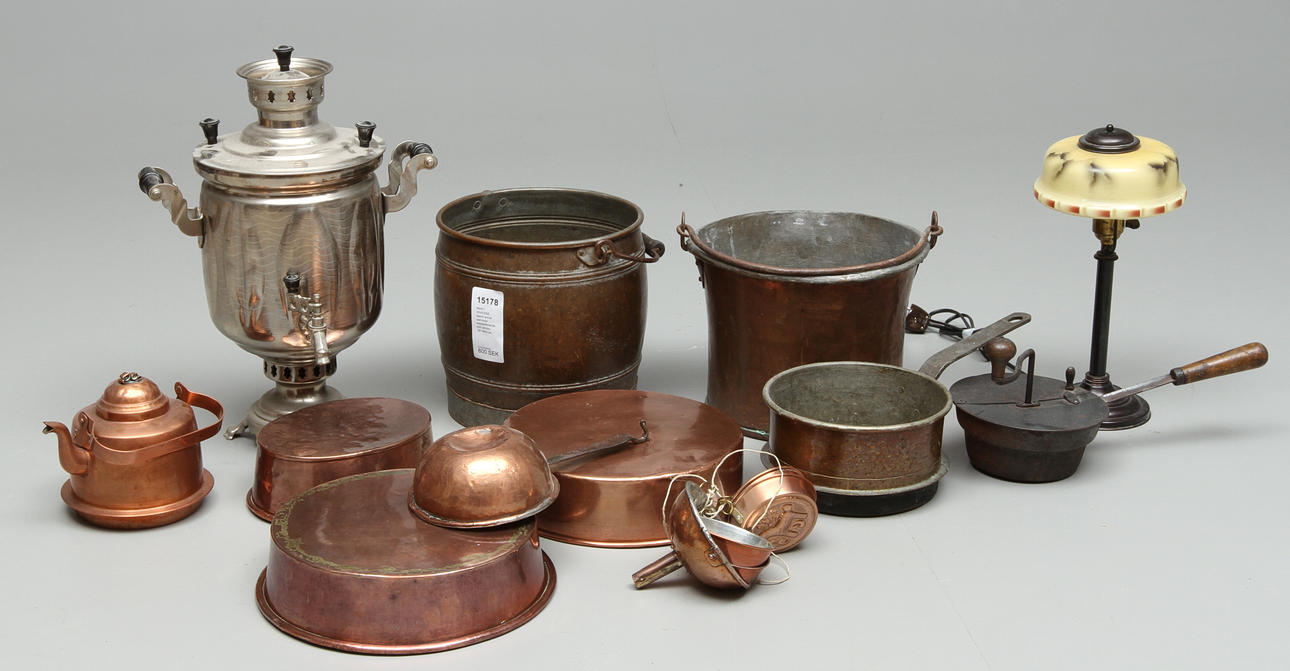 PARTI DIVERSE, bland annat samovar, kopparföremål och lampa. 18/1900-tal.