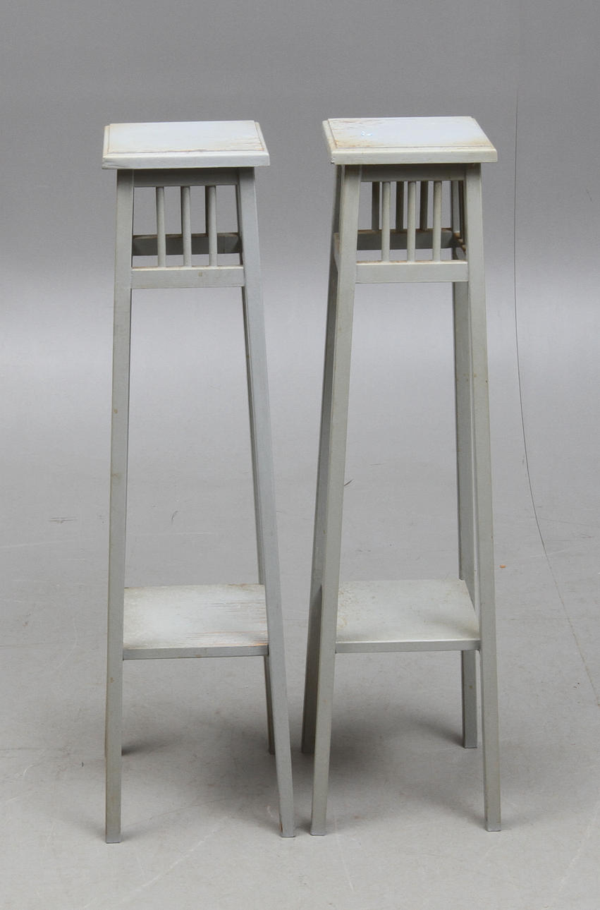 PIEDESTALER, ett par, bemålad furu, 1900-talets första hälft.