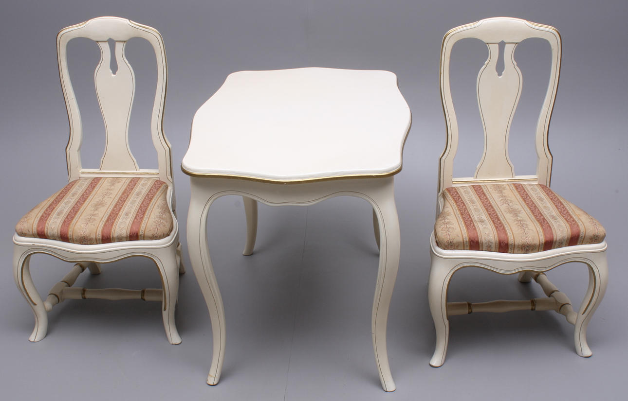 MÖBELGRUPP, 3 delar, trä/vit, bondrokokostil: bord + ett par stolar.