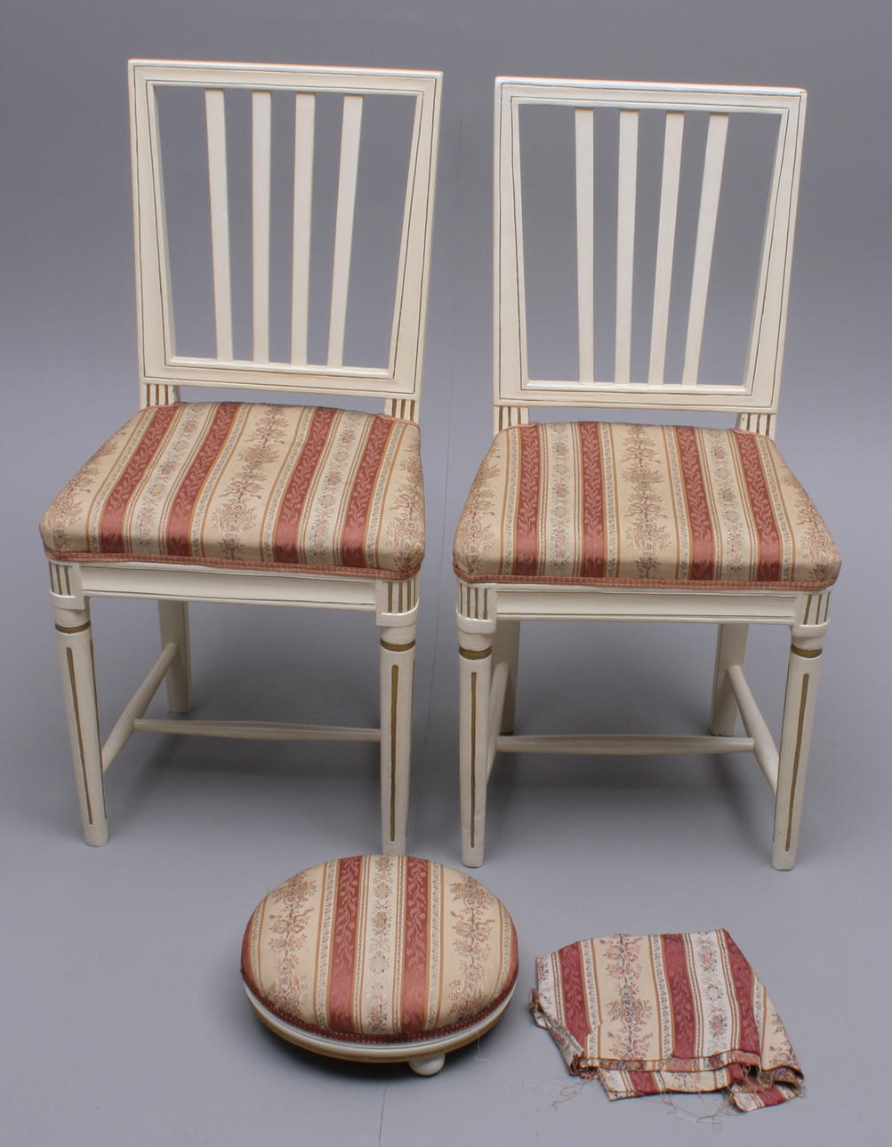 STOLAR, ett par, trä/vit, gustaviansk stil + FOTPALL, trä/vit, extratyg.