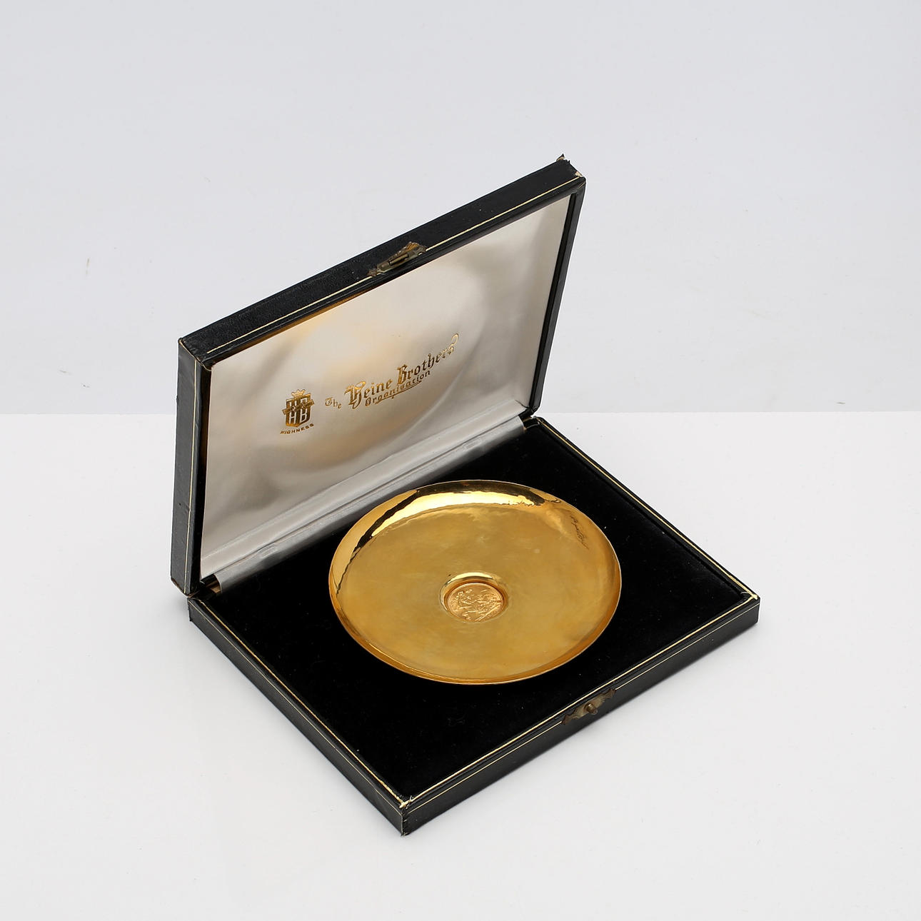 CUENCO, con moneda incrustada, oro 9K.