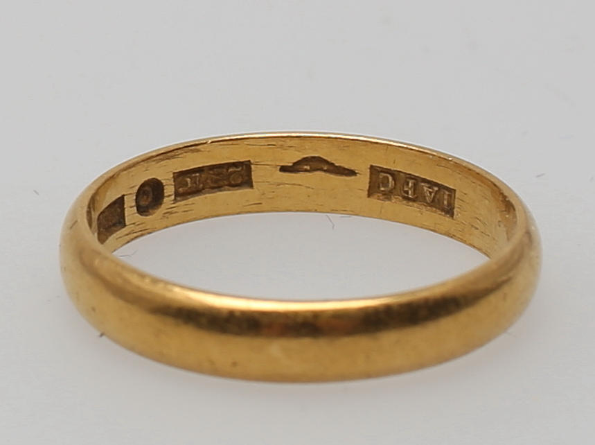 GULDRING. 23K. Totalvikt 4,1 gram.