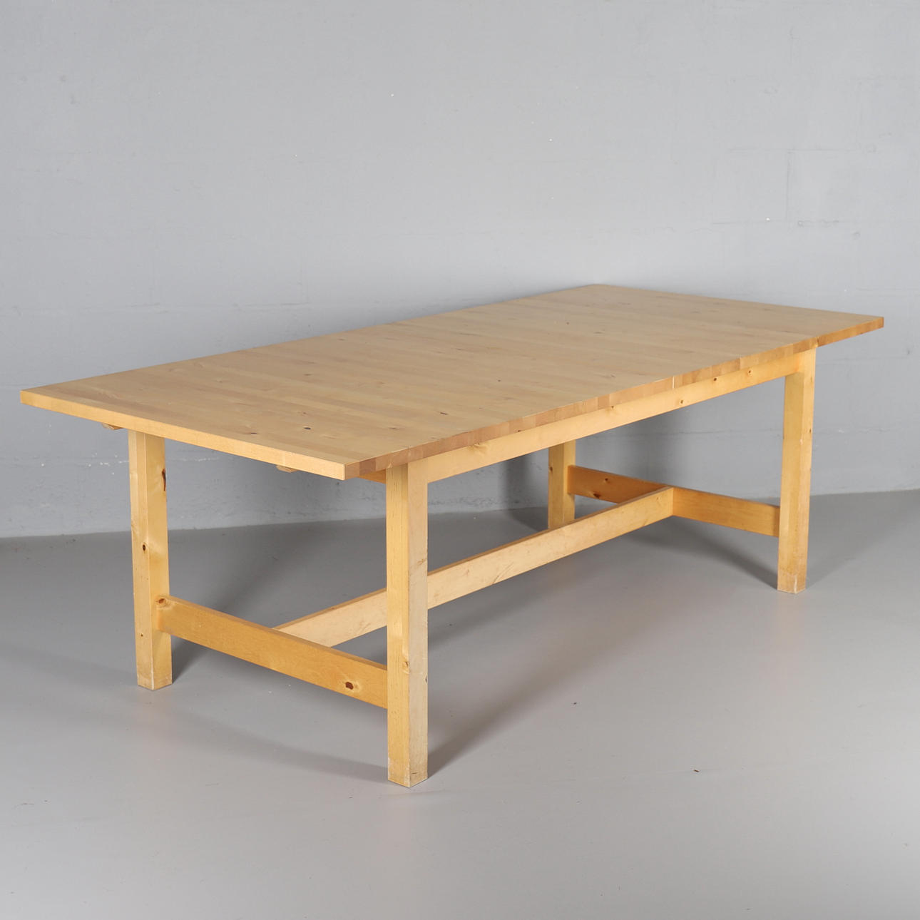 ET STORT BLONDT TRÆ SPISEBORD, IKEA.