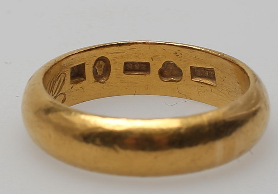 GULDRING. 23K. Totalvikt 12,4 gram.