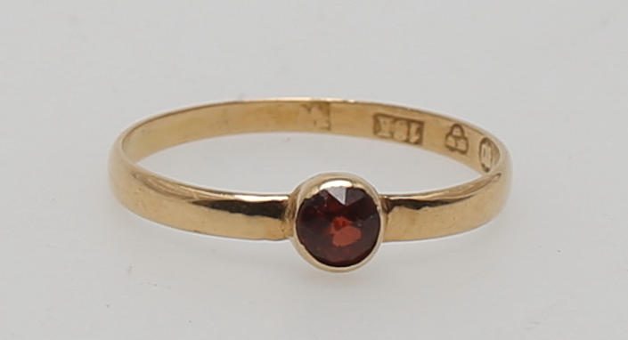 ENSTENSRING, rödguld, 18 K. Totalvikt 1,4 gram.