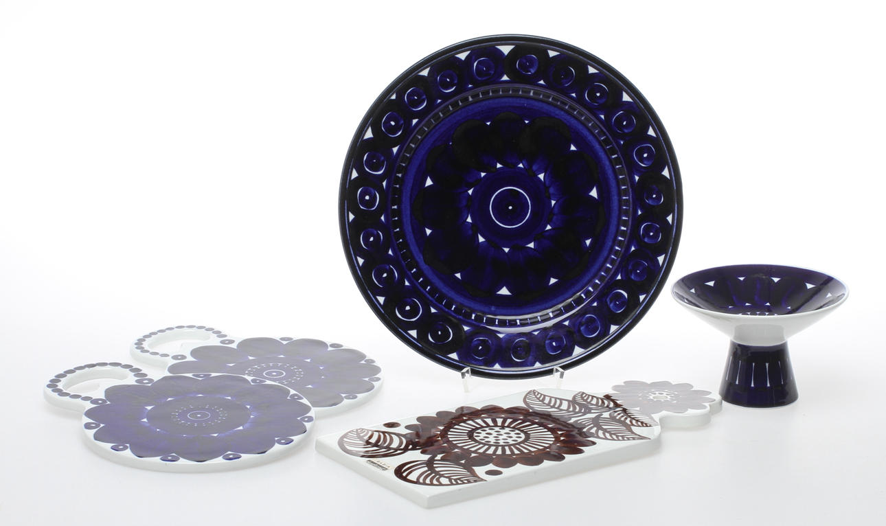 PARTI KERAMIK, 4 delar "Valencia" Ulla Procopé samt 1 del "Köökki" Gunvor Olin-Grönqvist. Arabia.