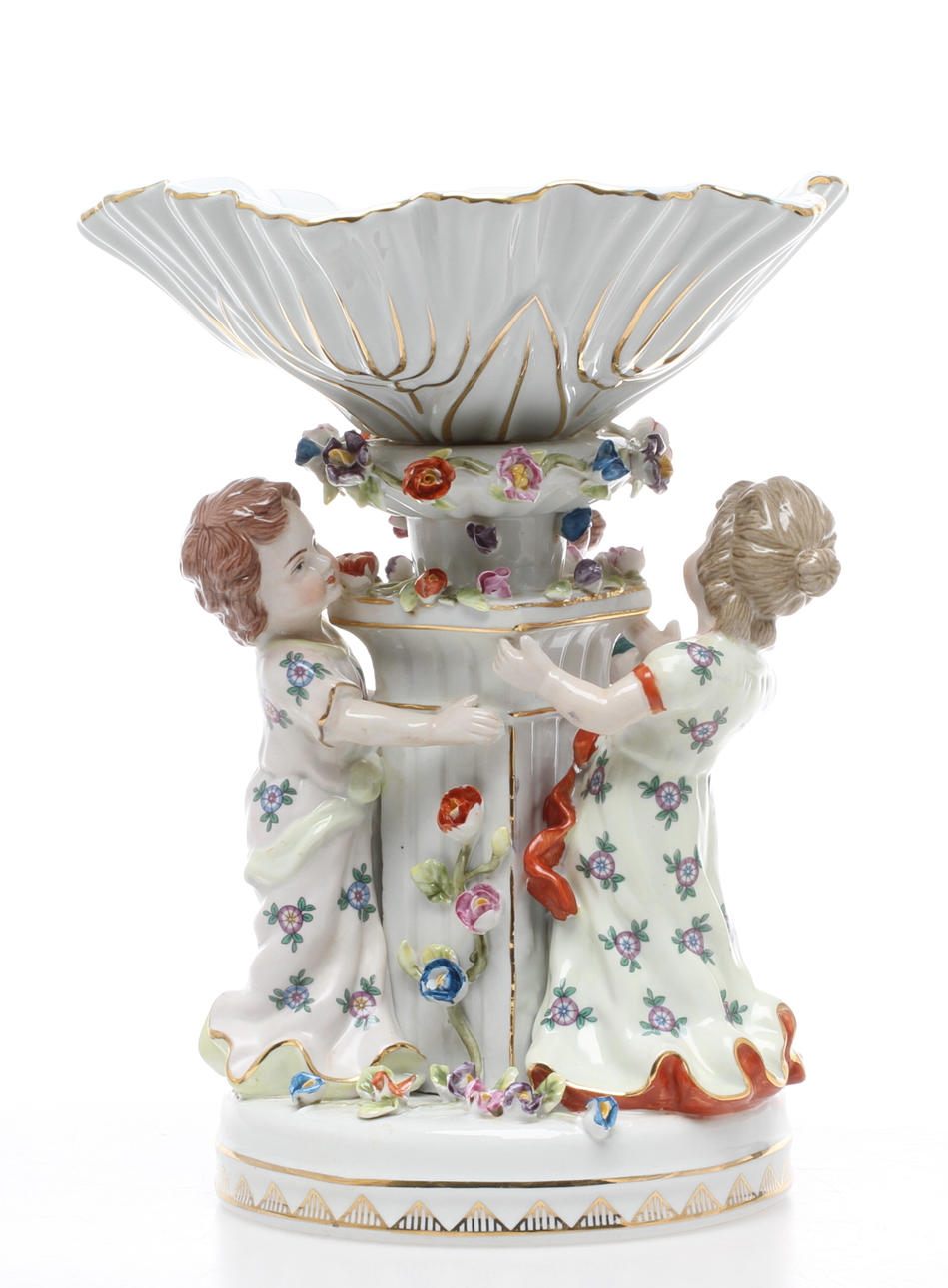 SKÅL PÅ FOT, porslin, märkt R.B, trolig Meissenkopia.