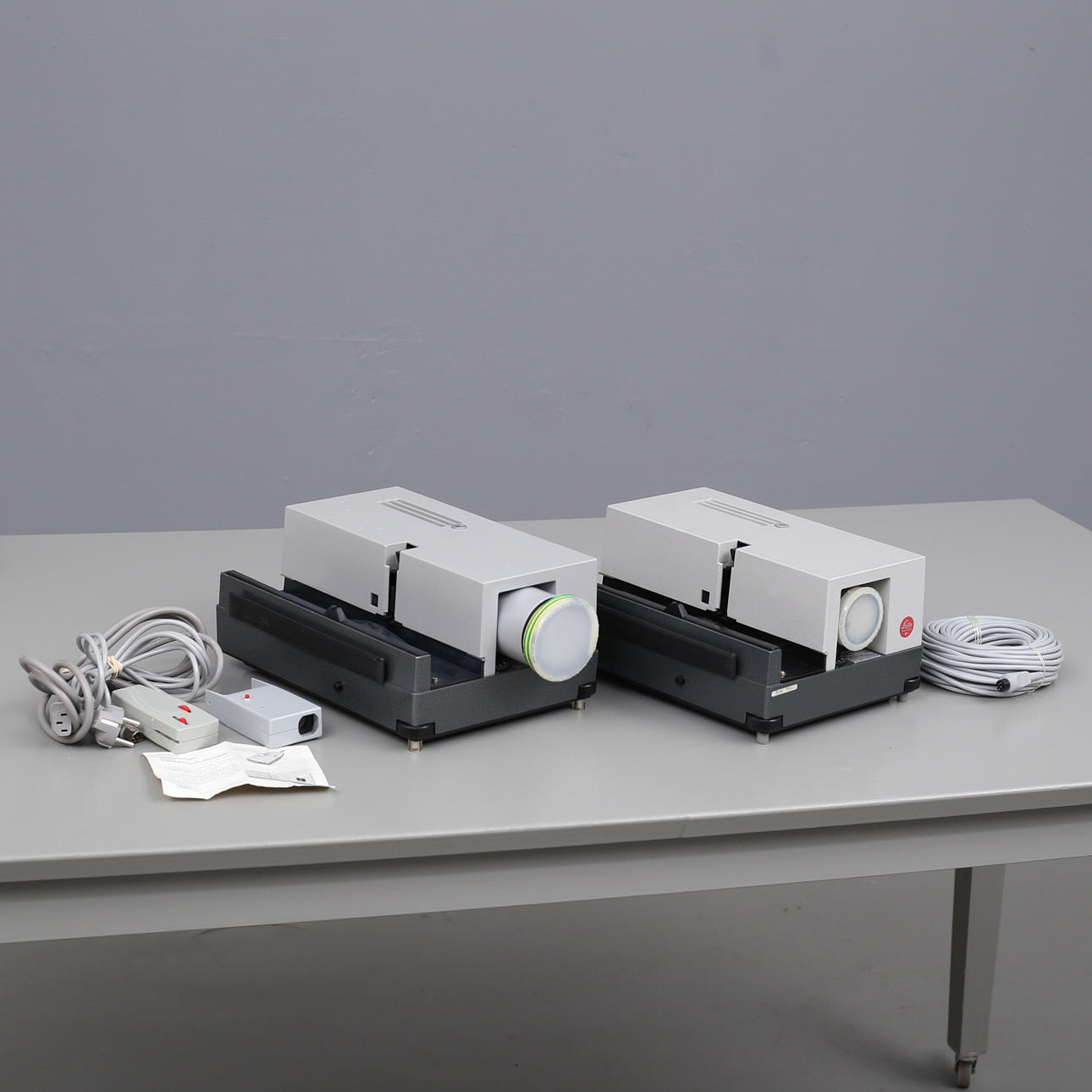 DIA-PROJEKTOREN 2 Stück Leitz Pradovit.