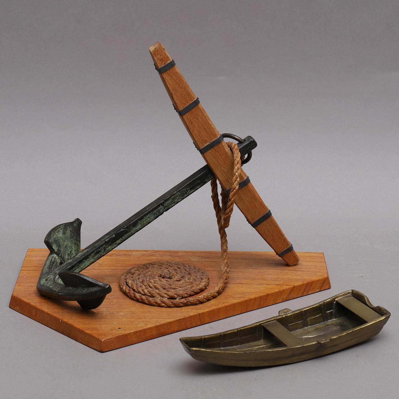 ANKER & EKA, metal & træ.