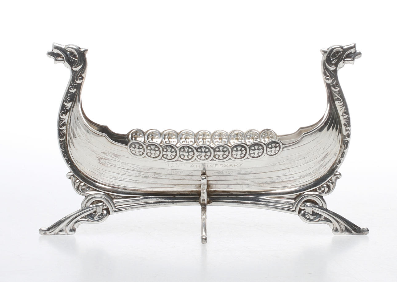 SKÅL, silver, i form av vikingaskepp, 1900-tal.