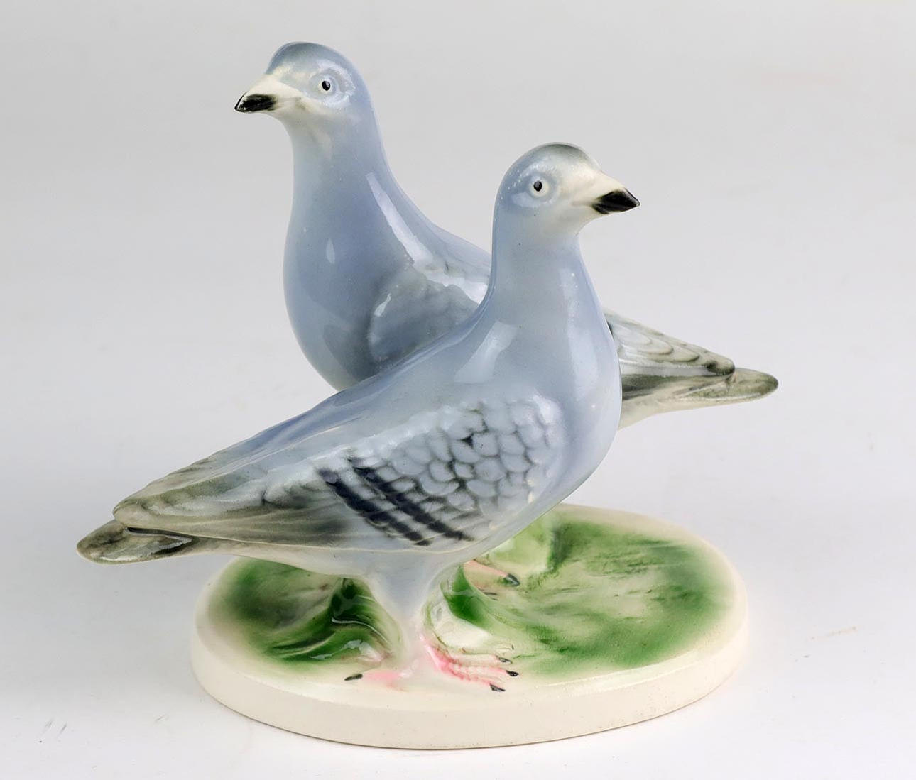 CERAMIC PAIR OF PIGEONS, Sitzendorf (Thuringia).