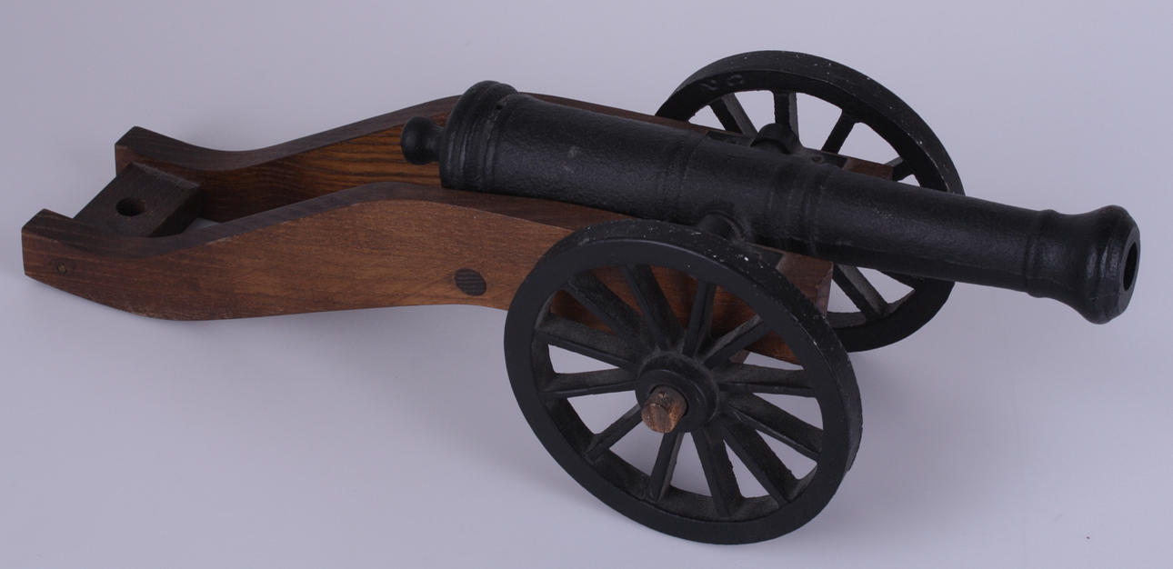 BORDSKANON, gjutjärn, trälavett, modell 1700-tal.