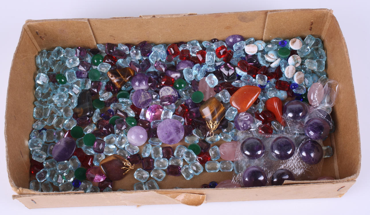 SMYCKESSTENAR, ett parti, blandade sorter, ingår glasstenar.