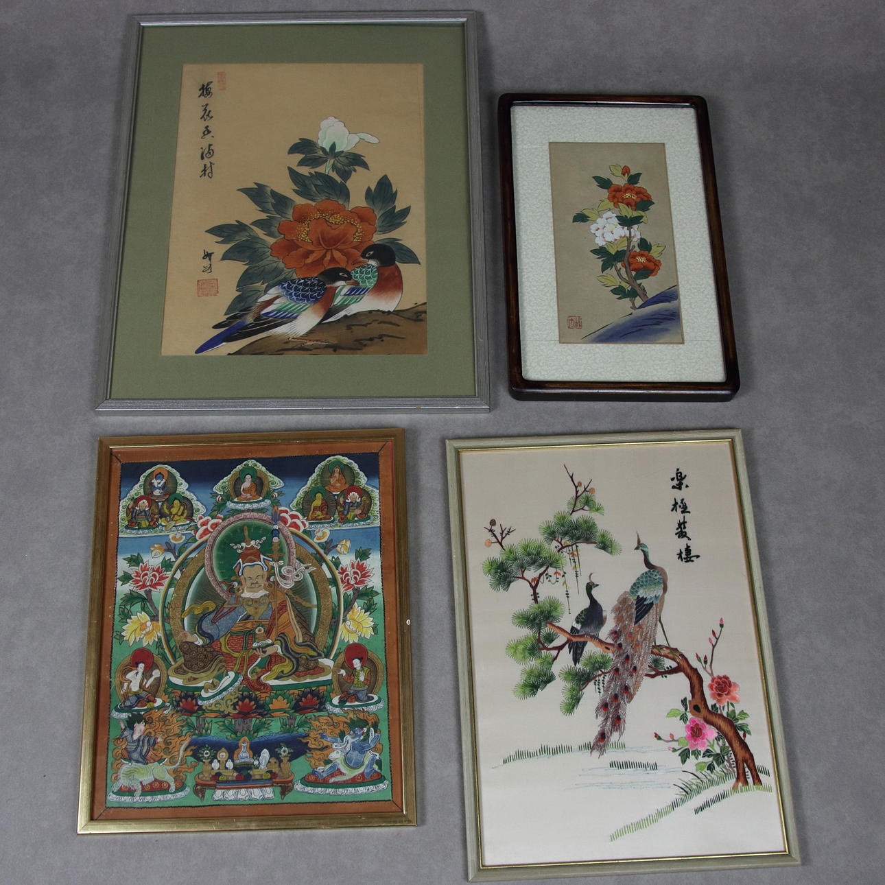 TAVLOR 4 st. asiatiska, broderade och målade, 1900-tal.