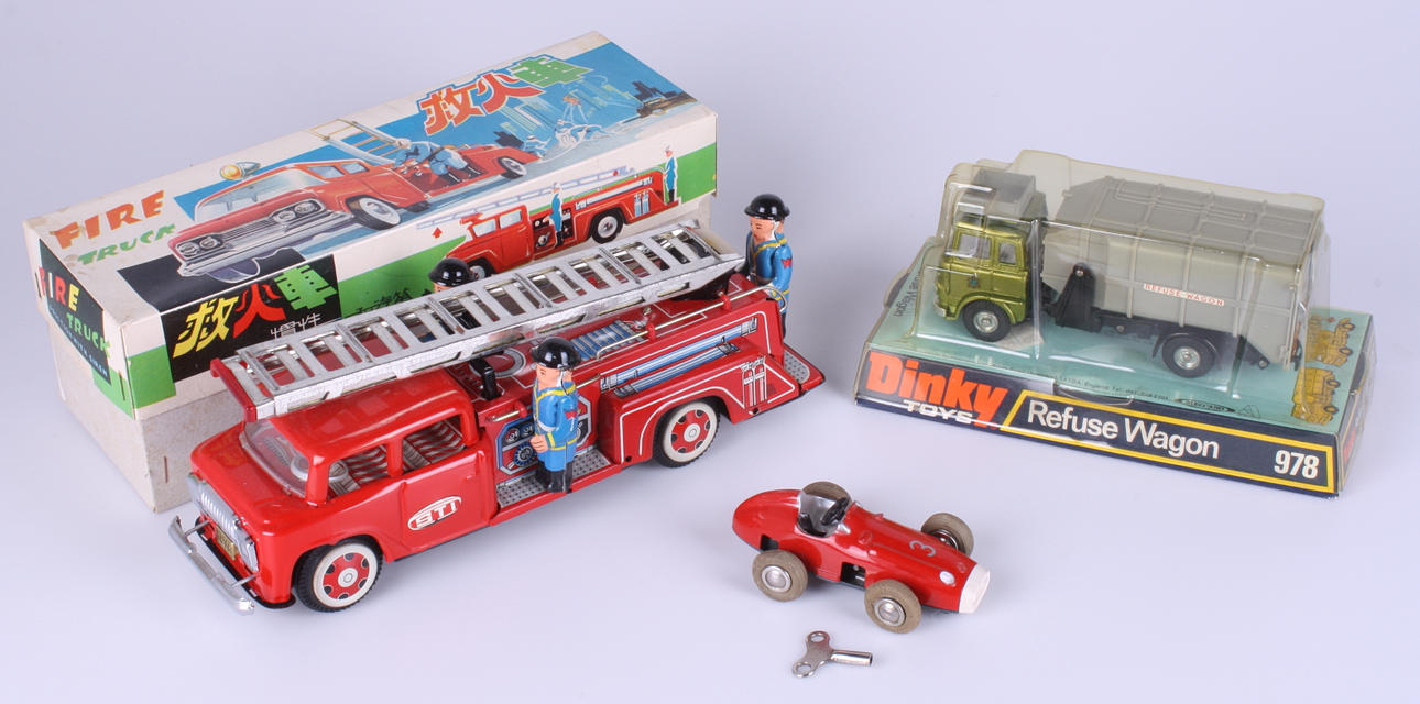 LEKSAKSBILAR, 3 st, plåt, brandbil + sopbil + racerbil.