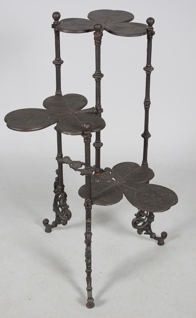 BLOMSTERBORD, svartmålad gjutjärn, samtida.