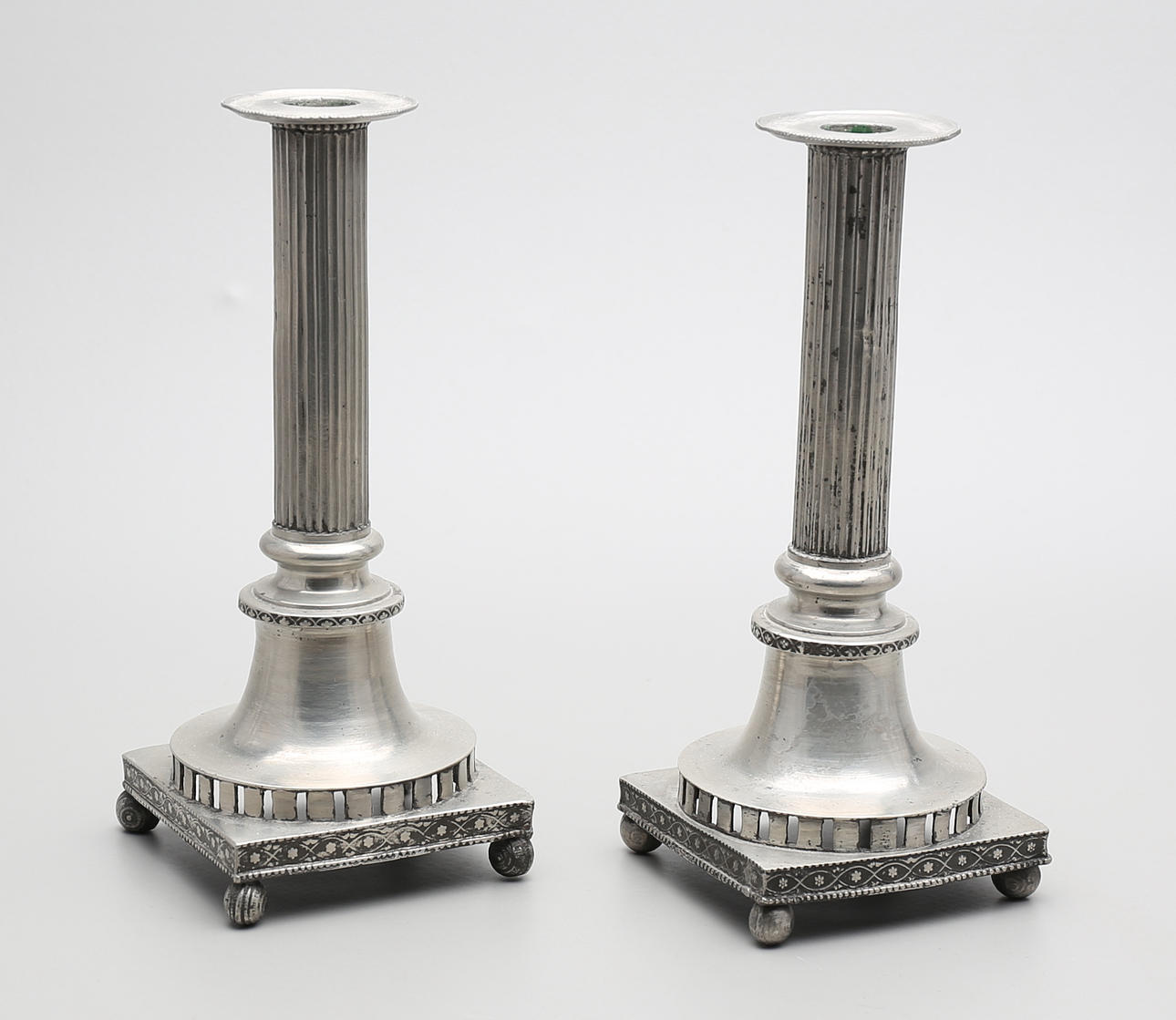 LJUSSTAKAR, ett par, tenn, gustavianska, Hans Wiksten, Västerås, verksam 1782-1810/14.