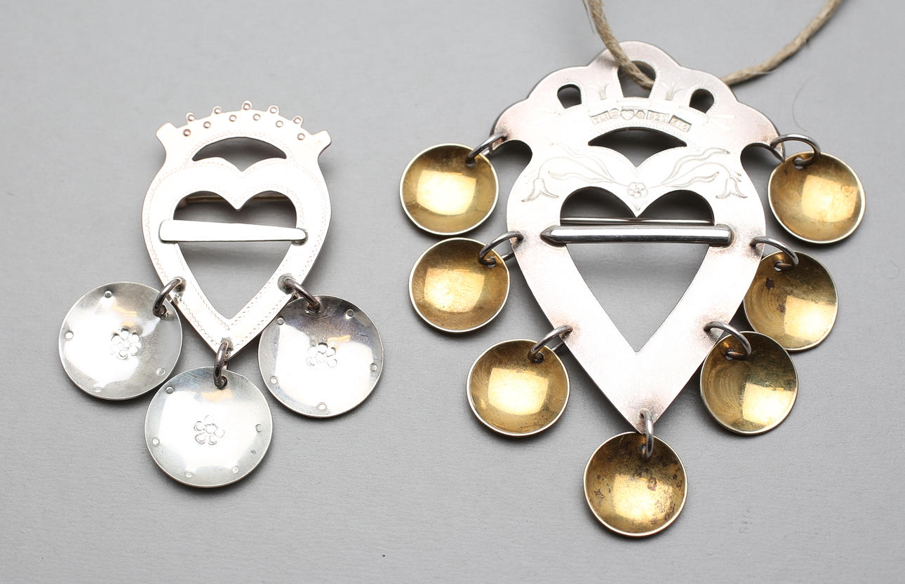 DRÄKTSMYCKE, SILVER, 2 st, b.la Yngve Lindh, Växjö, stämplad o daterad 1979.