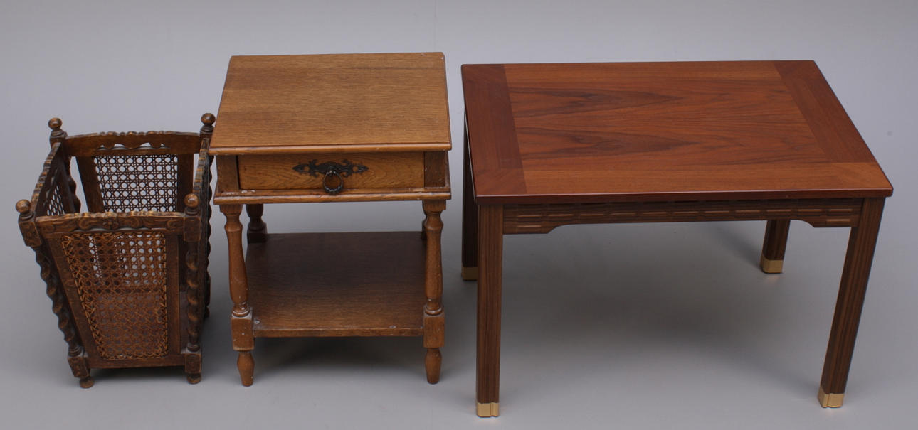 MÖBELGRUPP, 3 delar, trä: papperskorg + 2 bord.