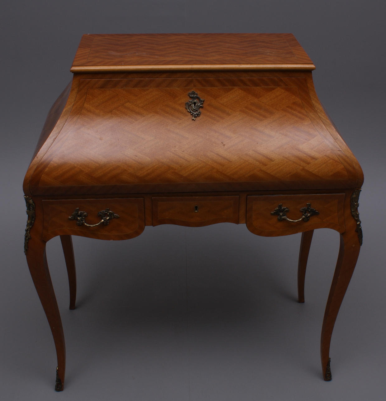 SEKRETÄR, trä/intarsia, metallbeslag, 3-lådig utvändigt.