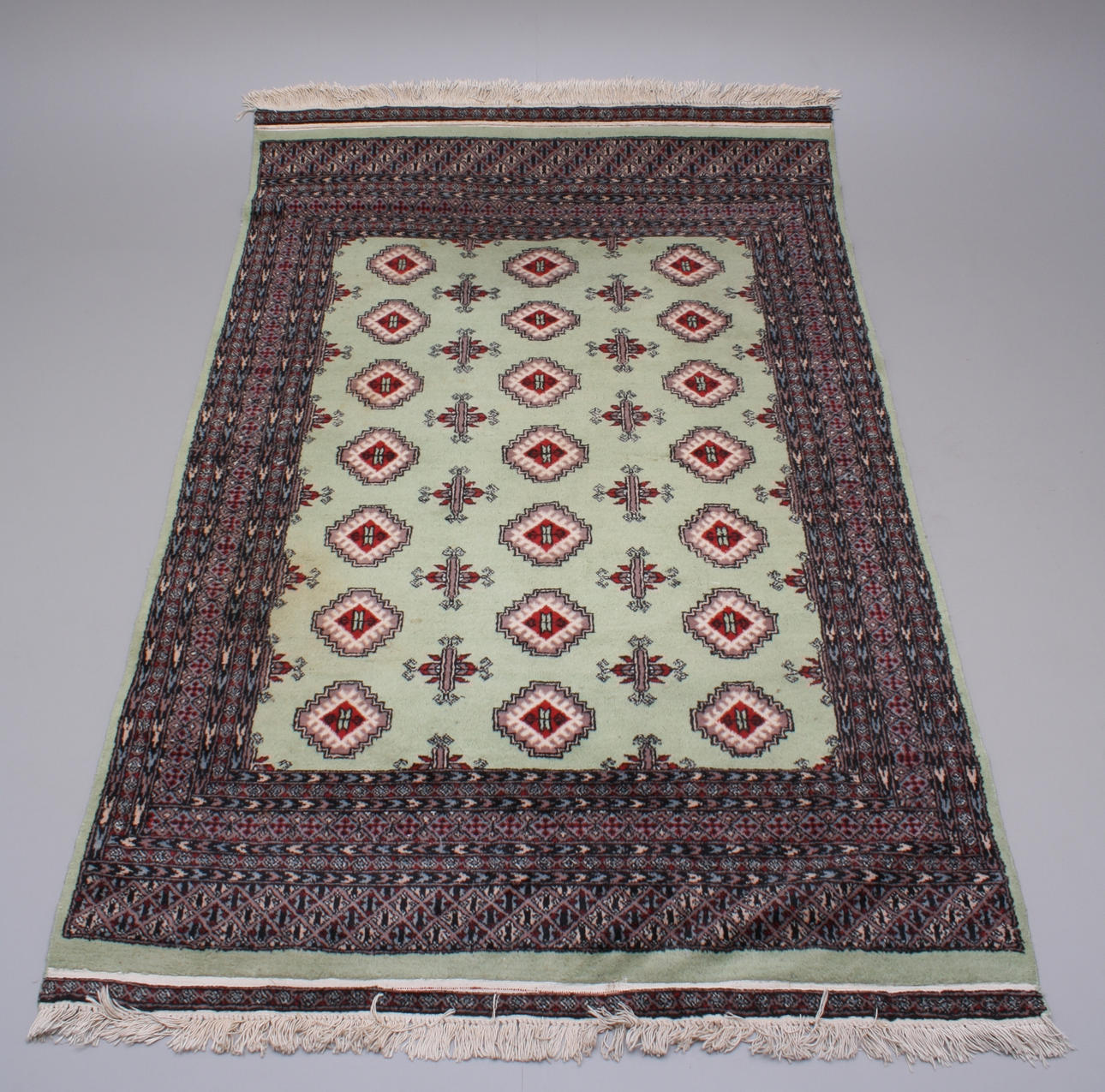 ORIENTMATTA, ljusgrön botten, bredd 154 cm, längd 248 cm.