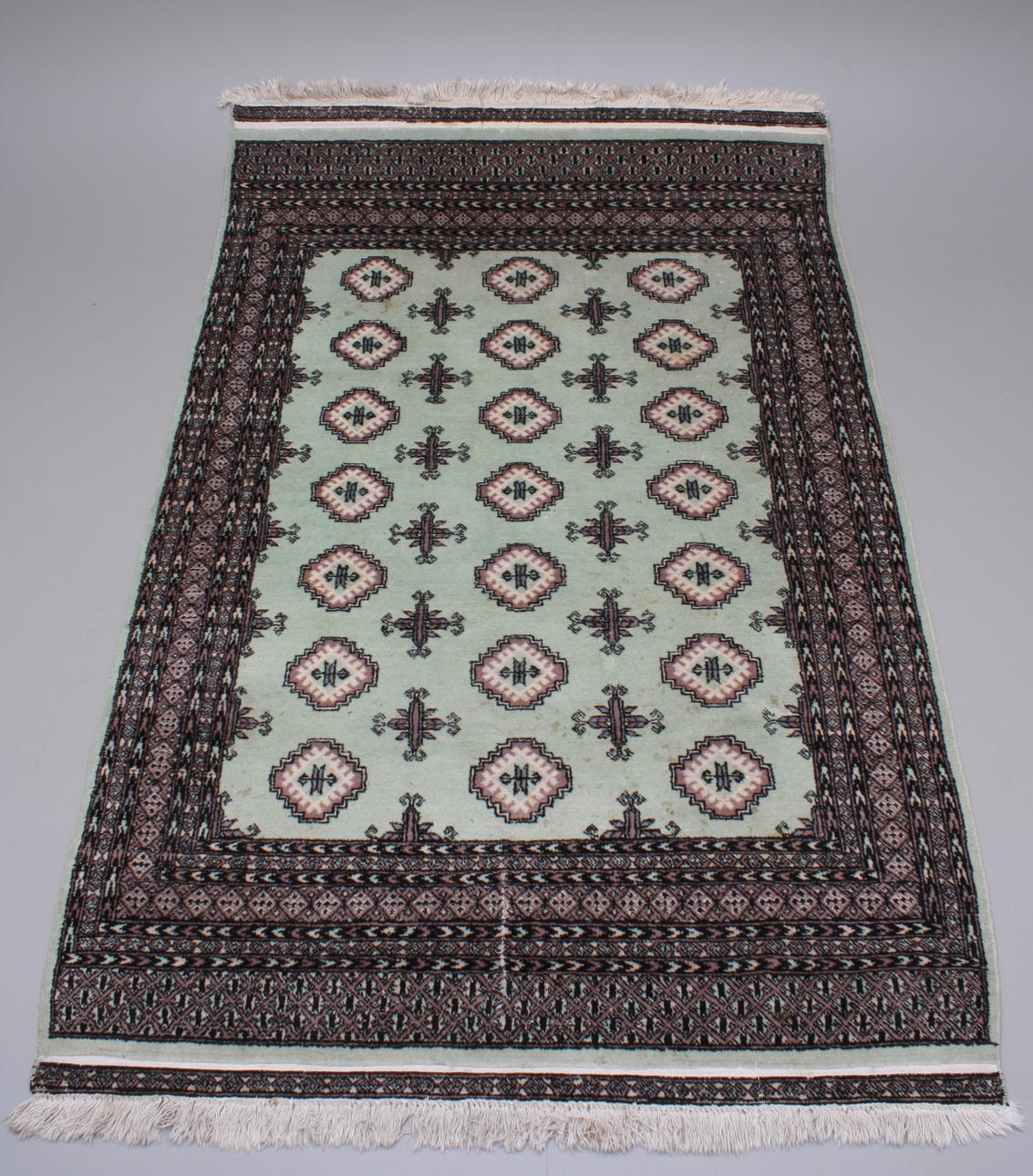 ORIENTMATTA, ljusgrön botten, bredd 154 cm, längd 244 cm.