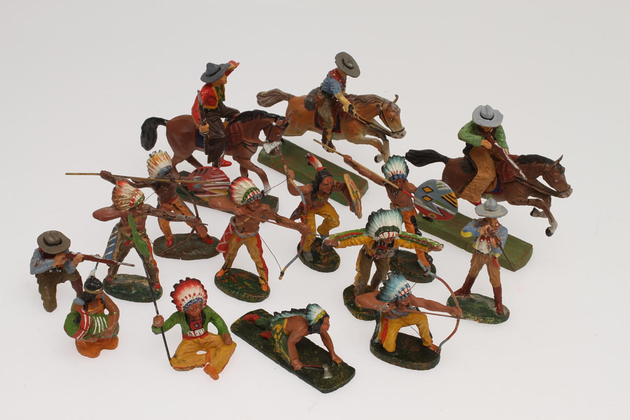 ELASTOLIN WESTERN cirka 15 FIGURER.