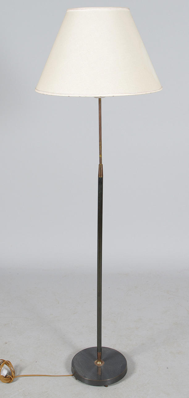 GOLVLAMPA, mässing/svartlackerad metall.