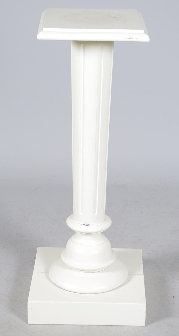 PIEDESTAL, vitmålad, 1900-talets första hälft.