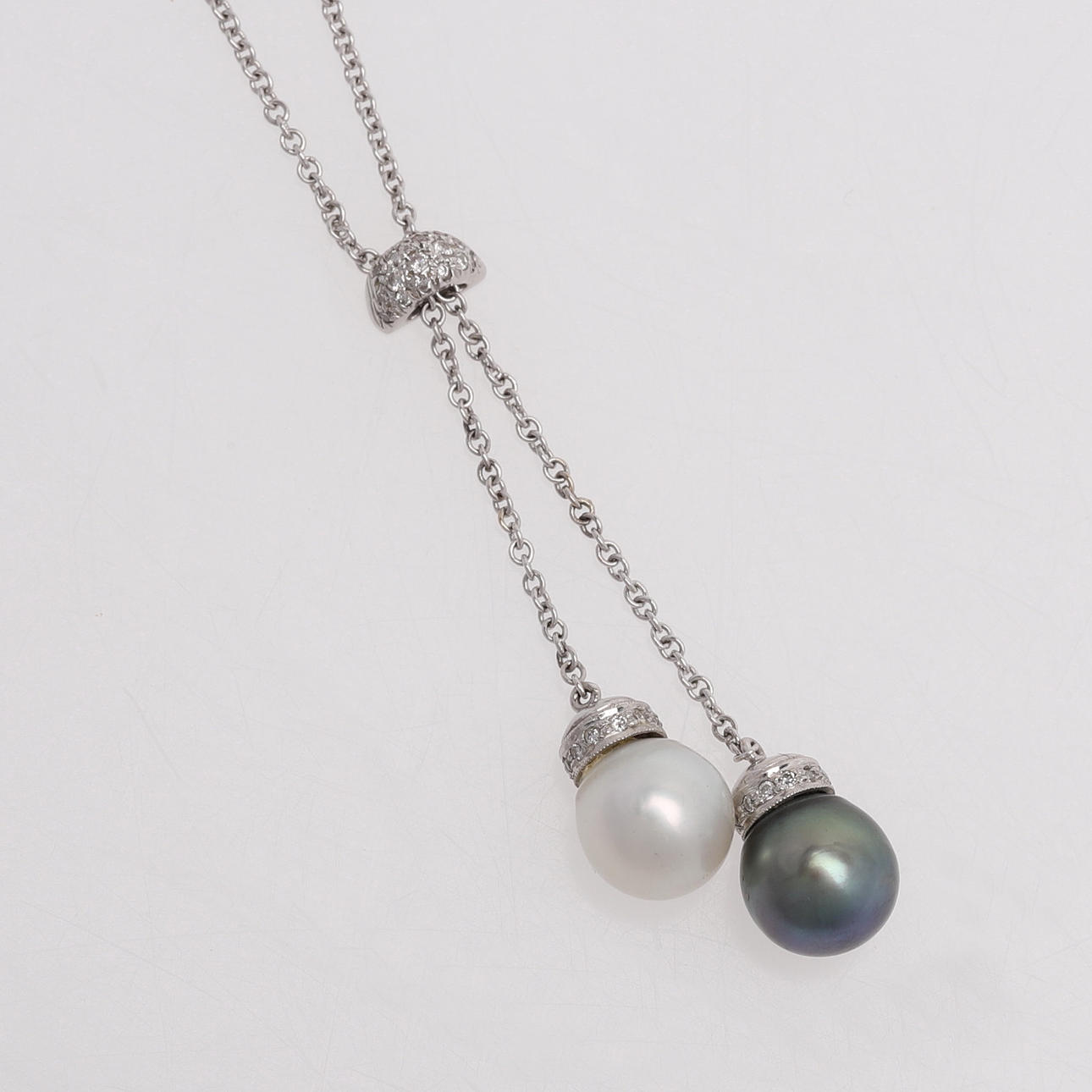 NECKLACE WITH PEARLS AND DIAMONDS.