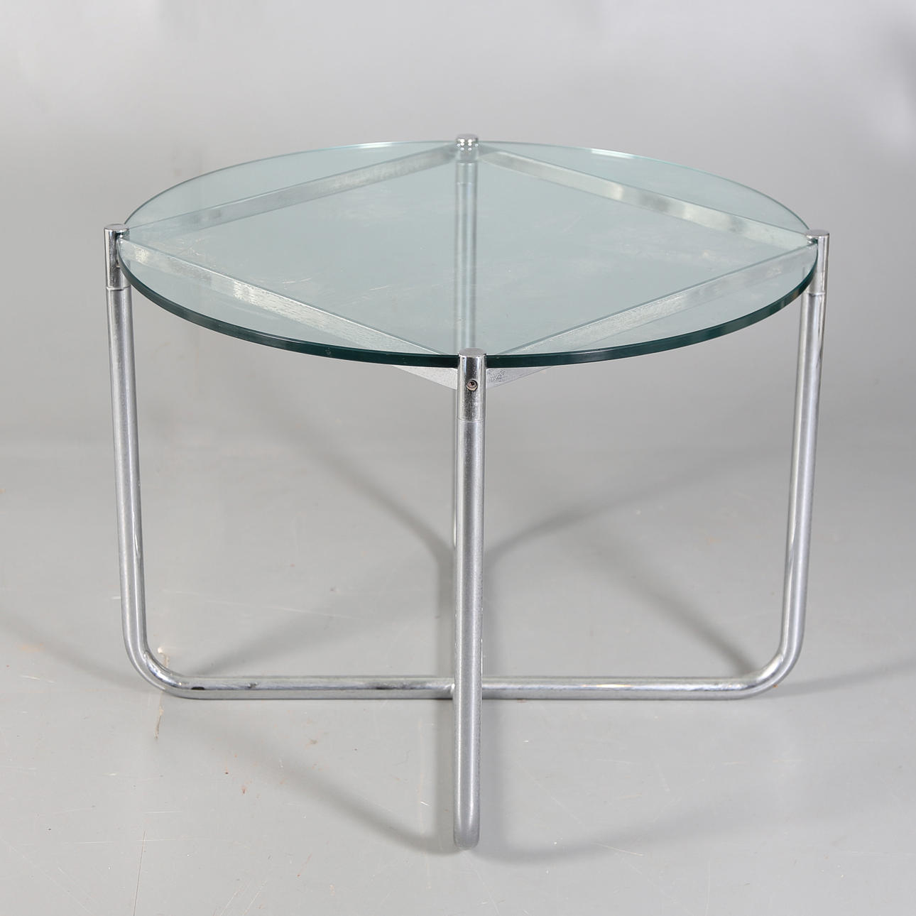 LUDWIG MIES VAN DER ROHE. Sidobord.