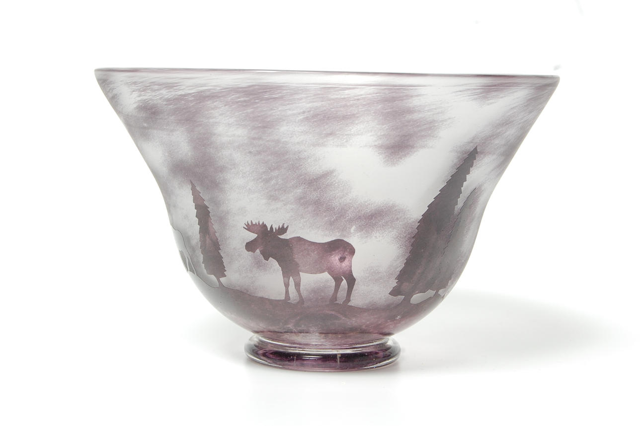 SKÅL, glas, överfång, med dekor av älgar Själa Glasbruk.