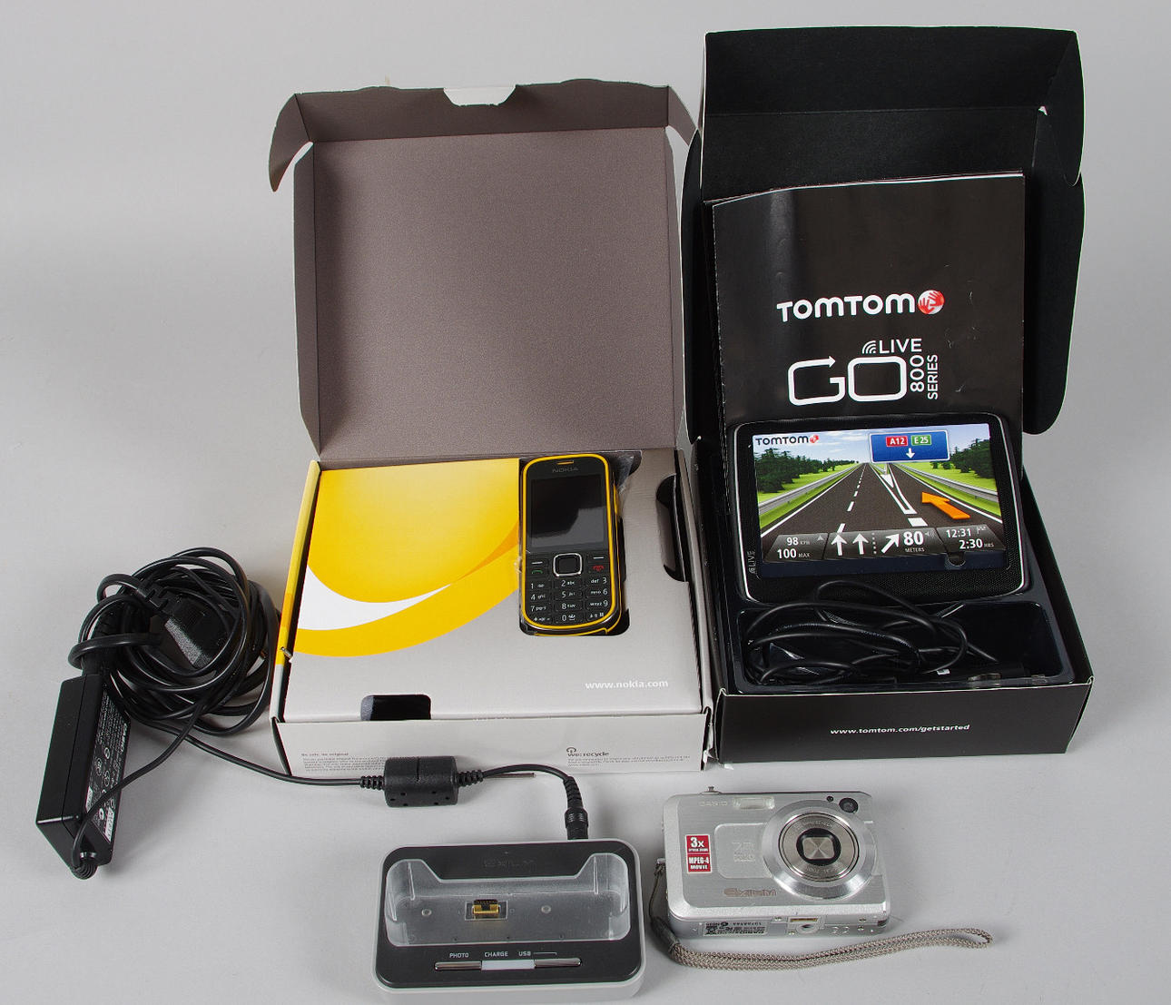 MOBILTELEFON, GPS SAMT DIGITALKAMERA.